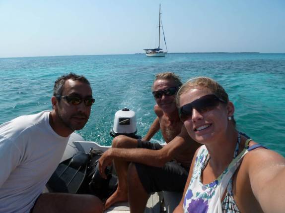 Indo de bote para ilhota na grande barreira de corais de Belize